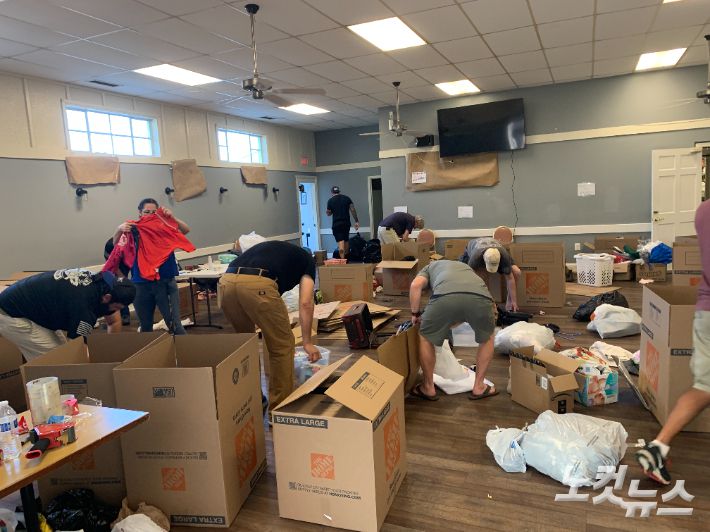 버지니아주 폴스처치의 한 물품 기부처. 자원봉사자들이 가득 쌓인 기부 물품들을 박스에 담고 있다. 권민철 기자