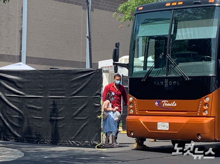 아프간 난민들이 워싱턴 공항 근처의 임시 거처에서 며칠을 보낸 뒤 미군기지로 이동하기 위해 차에 오르고 있다. 권민철 기자