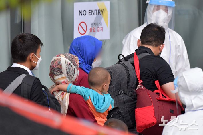 지난 26일 인천공항을 통해 '특별기여자' 신분으로 입국한 아프가니스탄(아프간)인들이 27일 김포 마리나베이호텔에서 임시 숙소인 충북 진천 국가공무원 인재개발원으로 이동하고 있다. 김포=박종민 기자