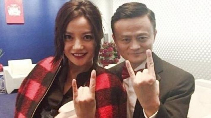 왼쪽부터 자오웨이와 마윈. 대만 이티투데이 캡처