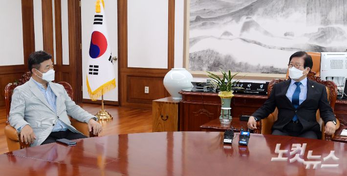 박병석 국회의장(가운데)과 더불어민주당 윤호중 원내대표가 29일 국회 의장실에서 언론중재법 개정안 처리 문제 등을 논의하기 위한 회동을 하고 있다. 윤창원 기자