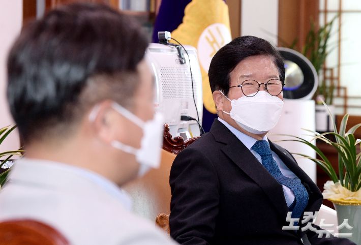 박병석 국회의장이 지난 29일 국회 의장실에서 언론중재법 개정안 처리 문제 등을 논의하기 위해 여야 원내대표와 회동을 갖고 대화를 나누는 모습. 윤창원 기자