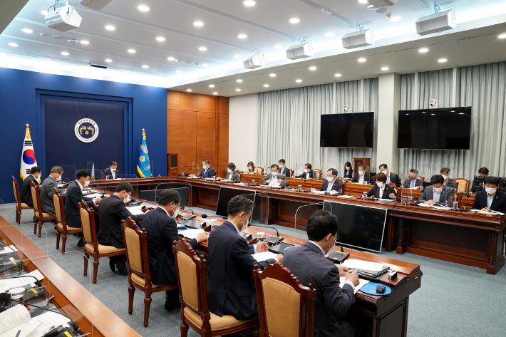 2일 청와대에서 열린 탄소중립 관련 관계 부처 보고. 청와대 제공