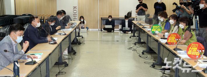 지난 1일 오후 서울 영등포구 의료기관평가인증원에서 전국보건의료산업노동조합(보건의료노조)과 보건복지부의 13차 노정실무교섭이 열린 가운데 이창준 보건의료 정책관이 모두발언을 하고 있다. 황진환 기자