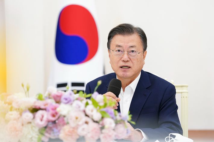 3일 청와대에서 열린 국회의장단 및 상임위원장단 초청 오찬 간담회에서 발언하는 문재인 대통령. 청와대 제공