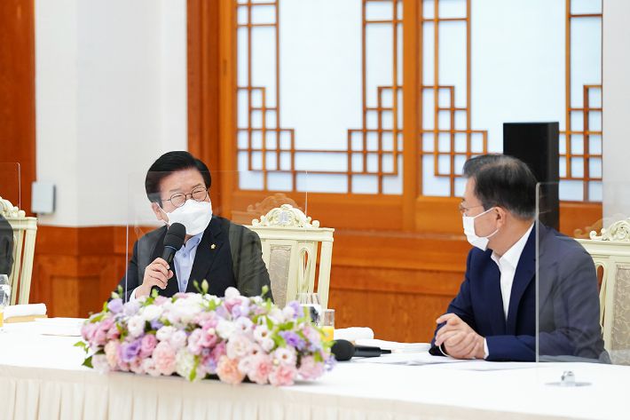 3일 청와대에서 열린 국회의장단 및 상임위원장단 초청 오찬 간담회에서 발언하는 박병석 국회의장(왼쪽). 청와대 제공