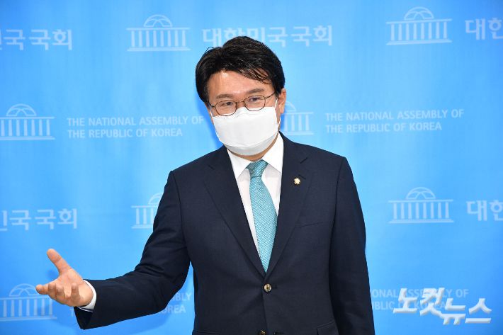 더불어민주당 황운하 의원이 7일 국회 소통관에서 기자회견을 열고 오세훈 서울시장을 허위사실 공표로 고소할 것을 밝힌 뒤 취재진의 질문을 받고 있다. 윤창원 기자