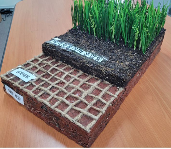 바이오폴리머 소재를 적용한 제방축조 개념도. 바이오폴리머 혼합토에서는 식물이 토양위에서와 마찬가지로 자랄 수 있다. 건설기술연구원 제공