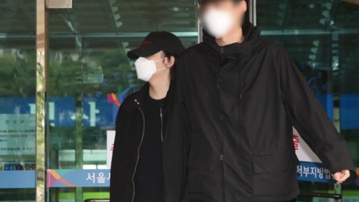 래퍼 노엘이 지난해 5월 7일 오후 서울 마포구 서울서부지법에서 열린 음주운전과 '운전자 바꿔치기' 등의 혐의의 두번째 공판을 마친 뒤 법원을 나서고 있다. 연합뉴스