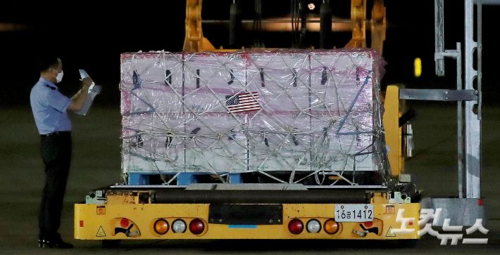 미국 행정부가 한국군에 제공한 얀센 백신 100만 명 분이 지난 6월 경기도 성남 서울 공항에 도착한 모습. 사진공동취재단