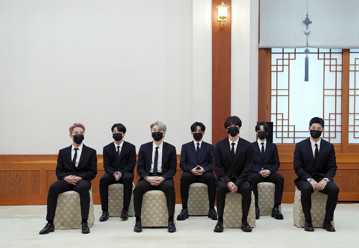 14일 청와대에서 열린 미래세대와 문화를 위한 대통령 특별사절 임명장 수여식에서 대기 중인 BTS. 청와대 제공