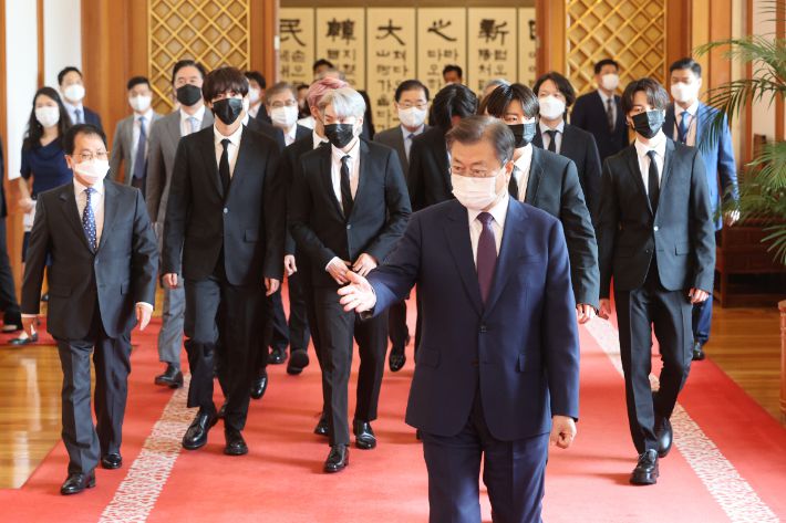 문재인 대통령이 14일 청와대에서 열린 미래세대와 문화를 위한 대통령 특별사절 임명장 수여식에서 그룹 BTS에게 임명장을 수여하고 환담장으로 이동하고 있다. 연합뉴스