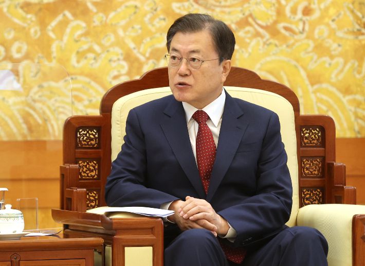 문재인 대통령이 15일 청와대 본관 접견실에서 왕이 중국 국무위원 겸 외교부장을 접견하며 인사말을 하고 있다. 연합뉴스