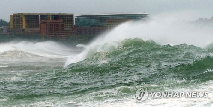 (서귀포=연합뉴스) 박지호 기자 = 태풍 '찬투' 북상의 영향으로 강한 비바람이 몰아친 14일 오전 서귀포시 중문 앞바다에 거센 파도가 몰아치고 있다. 2021.9.14 jihopark@yna.co.kr 연합뉴스
