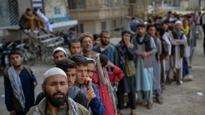 카불 은행 앞 줄 선 시민들. 연합뉴스