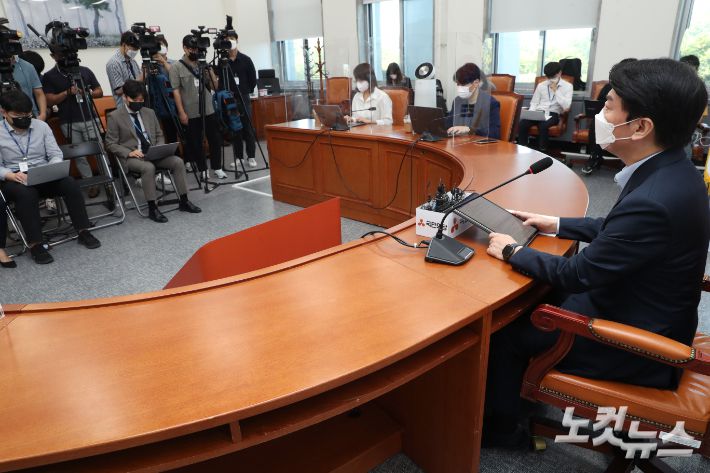 국민의당 안철수 대표가 16일 서울 여의도 국회에서 기자간담회를 하고 있다. 박종민 기자