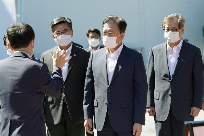 지난 15일 국방과학연구소 미사일전력 발사 시험 참관한 문재인 대통령. 청와대 제공