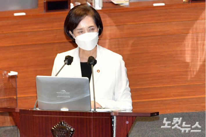 유은혜 사회부총리가 16일 국회 본회의장에서 열린 교육·사회·문화 분야 대정부질문에 출석해 의원들의 질의에 답변하고 있다. 박종민 기자