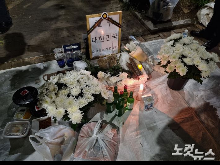 오후 10시 50분부터 '임시 분향소'엔 동료 자영업자들의 추모 발길이 이어졌다. 발걸음을 할 형편이 안 된 자영업자들은 각종 음료와 짜장면, 와플, 치킨 등 음식을 보내는 것으로 마음을 전했다. 임민정 기자