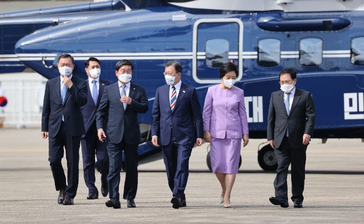 미국 뉴욕에서 열리는 제76차 유엔총회 고위급 회의에 참석하는 문재인 대통령이 19일 출국을 위해 부인 김정숙 여사와 함께 성남 서울공항에 도착하고 있다. 연합뉴스