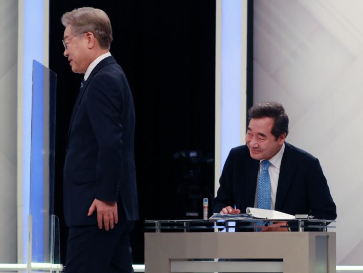 24일 오후 부산 KBS부산에서 열린 더불어민주당 대선 경선 후보자 토론회에서 이재명(왼쪽), 이낙연 후보가 인사한 후 자리로 돌아가고 있다. 연합뉴스