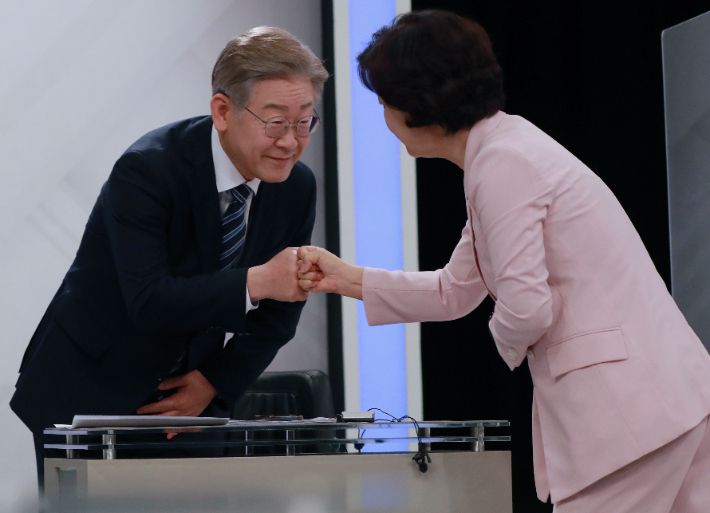 24일 오후 부산 KBS부산에서 열린 더불어민주당 대선 경선 후보자 토론회에서 이재명 후보와 추미애 후보가 인사하고 있다. 연합뉴스