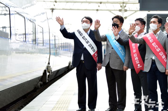 국민의힘 대선 경선후보인 윤석열 전 총장이 지난 19일 오전 서울역을 찾아 추석연휴 고향으로 향하는 귀성객들에게 인사를 한 모습. 윤창원 기자