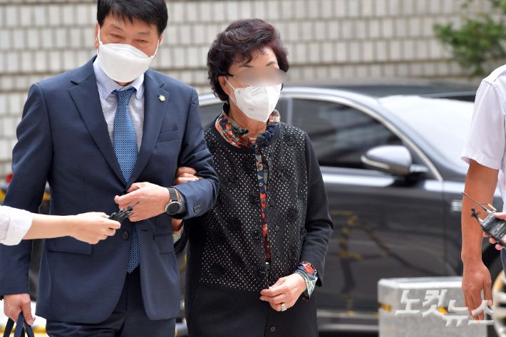 '요양급여 부정수급' 혐의 등으로 1심에서 실형을 선고받고 2개월 만에 보석으로 풀려난 윤석열 전 검찰총장의 장모 최모씨(74)가 지난 28일 석방 후 처음으로 서울고등법원에서 열린 2심 재판에 출석하고 있다. 박종민 기자