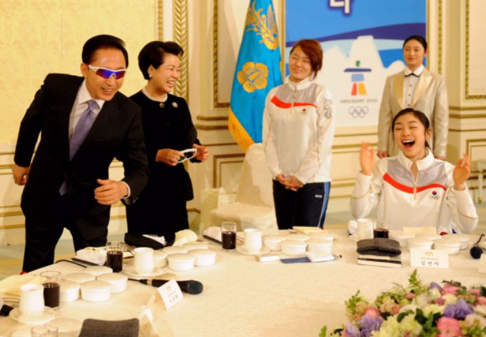 이명박 전 대통령이 지난 2010년 밴쿠버 동계 올림픽 이후 청와대에서 가진 선수단 환영 오찬에서 고글을 쓰고 스케이팅 포즈를 취하고 있다. 연합뉴스