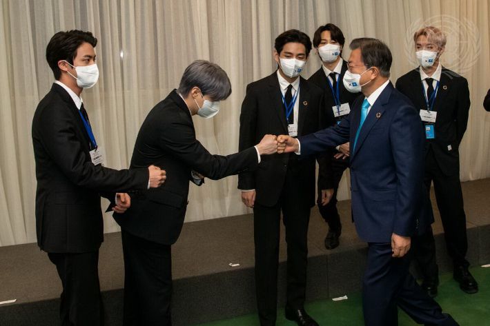 문재인 대통령이 지난달 20일(현지 시각) 뉴욕 유엔본부 총회장에서 열린 제2차 SDG Moment(지속가능발전목표 고위급회의) 개회식에 참석하며 그룹 BTS(방탄소년단)와 인사하고 있다. UN 제공