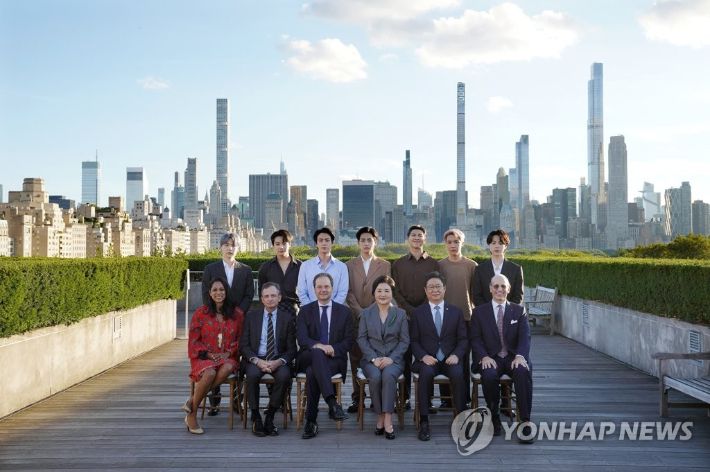 (뉴욕=연합뉴스) 최재구 기자 = 문재인 대통령과 UN총회 참석차 뉴욕을 방문한 김정숙 여사가 20일(현지시간) 메트로폴리탄 미술관에서 미래문화특사인 그룹 BTS(방탄소년단) 및 참석자와 한국실 개관 기념식을 마친 후 기념촬영을 하고 있다. 2021.9.21 jjaeck9@yna.co.kr 연합뉴스