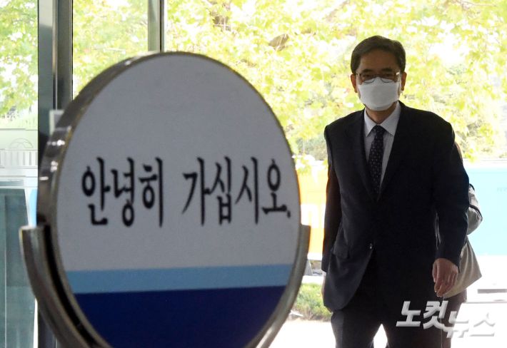 무소속 곽상도 의원이 2일 오전 국회 소통관에서 '아들의 화천대유 퇴직금 50억원 논란' 과 관련해 의원직 사퇴 기자회견을 하기 위해 소통관으로 들어서고 있다. 황진환 기자