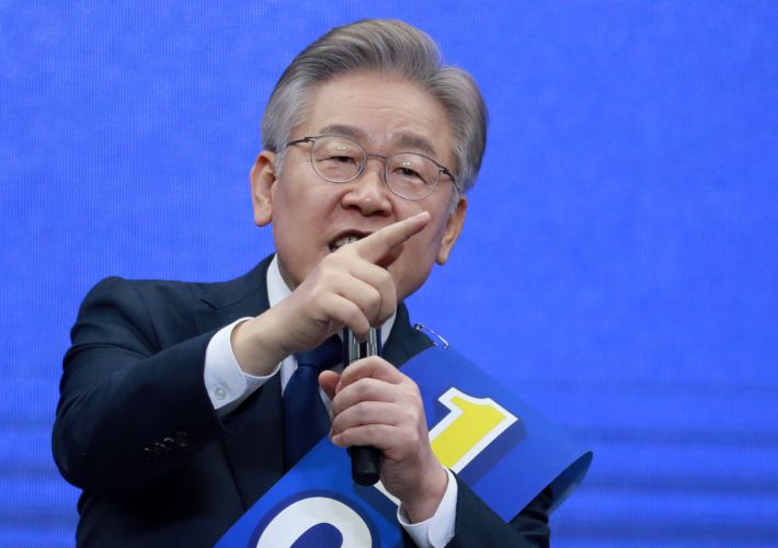 2일 오후 부산항국제전시컨벤션센터(BPEX)에서 열린 더불어민주당 대선 후보 선출을 위한 부산·울산·경남 합동연설회에서 이재명 경기지사가 정견발표하고 있다. 연합뉴스