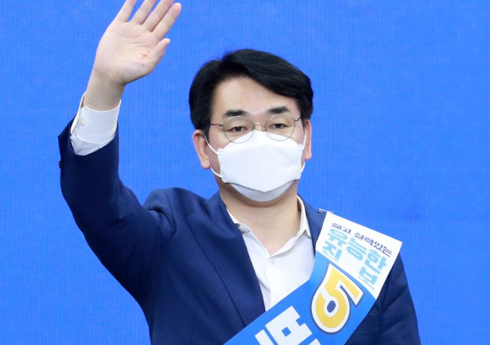 25일 오후 부산항국제전시컨벤션센터(BPEX)에서 열린 더불어민주당 대선 후보 선출을 위한 부산·울산·경남 합동연설회에서 박용진 의원이 손을 흔들고 있다. 연합뉴스