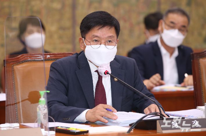 김현모 문화재청장이 5일 국회에서 열린 문화체육관광위원회의 문화재청 등에 대한 국정감사에서 의원들의 질의에 답하고 있다. 윤창원 기자