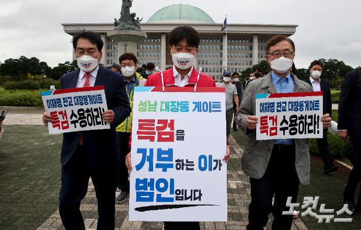 이준석 국민의힘 대표가 같은날 국회에서 '이재명 대장동 게이트 특검 촉구' 기자회견을 마친 후 특검 도입을 촉구하는 도보투쟁을 위해 국회를 나서고 있다. 윤창원 기자