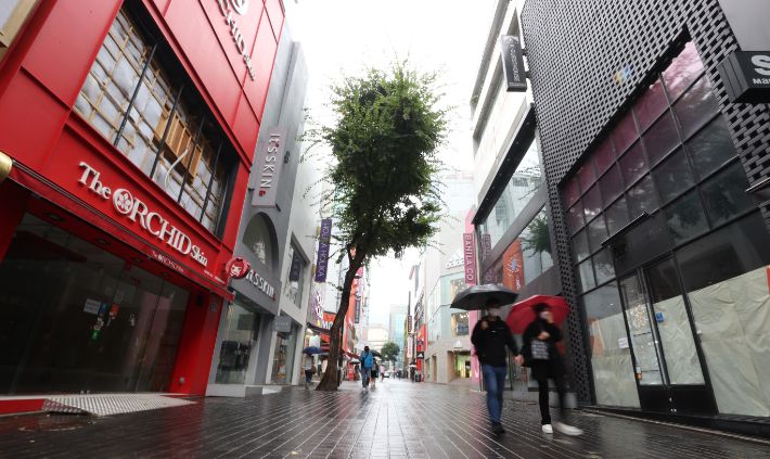 코로나19 방역조치로 영업 피해를 본 소상공인에 대한 손실보상 제도가 시행되는 8일 오후 서울 중구 명동거리에 문 닫은 점포들의 모습. 연합뉴스