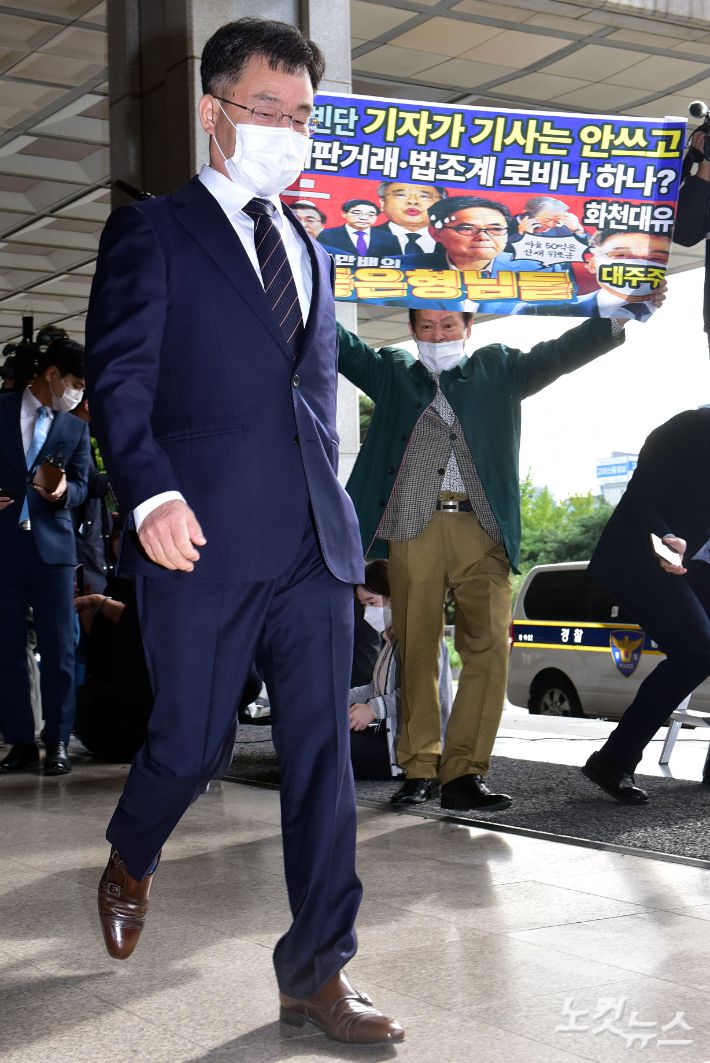 대장동 개발 특혜 의혹의 핵심 인물인 화천대유 대주주 김만배 씨가 11일 오전 서초구 서울중앙지검에 출석하고 있다. 윤창원 기자