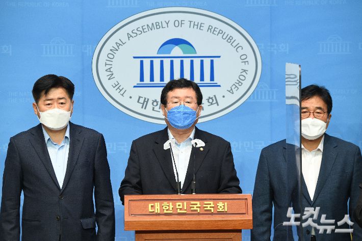 이낙연 선거 캠프 설훈 선대위원장이 3일 국회에서 중부권 경선 판세 분석과 관련해 기자회견을 하고 있다. 윤창원 기자