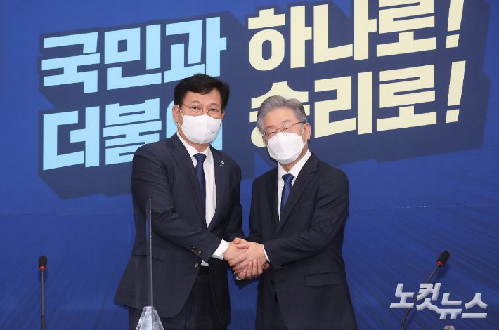 송영길(왼쪽) 더불어민주당 대표와 제20대 대통령후보로 선출된 이재명 경기도지사가 11일 국회에서 열린 '당지도부-더불어민주당 대통령 후보 상견례'에 참석해 손을 맞잡고 있다. 윤창원 기자