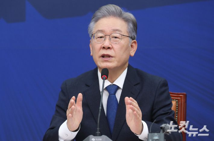 더불어민주당 제20대 대통령후보로 선출된 이재명 경기도지사가 11일 국회에서 열린 '당지도부-더불어민주당 대통령 후보 상견례'에서 모두발언을 하고 있다. 윤창원 기자