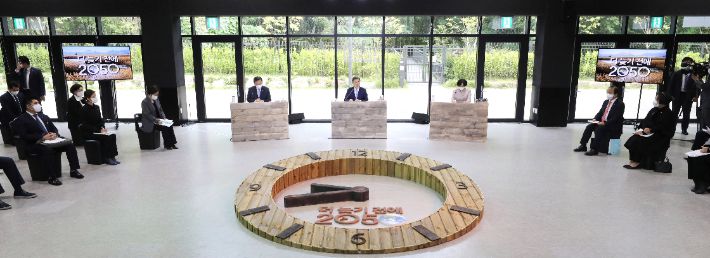 18일 서울 용산구 노들섬다목적홀에서 열린 2050 탄소중립위원회 제2차 전체회의. 연합뉴스