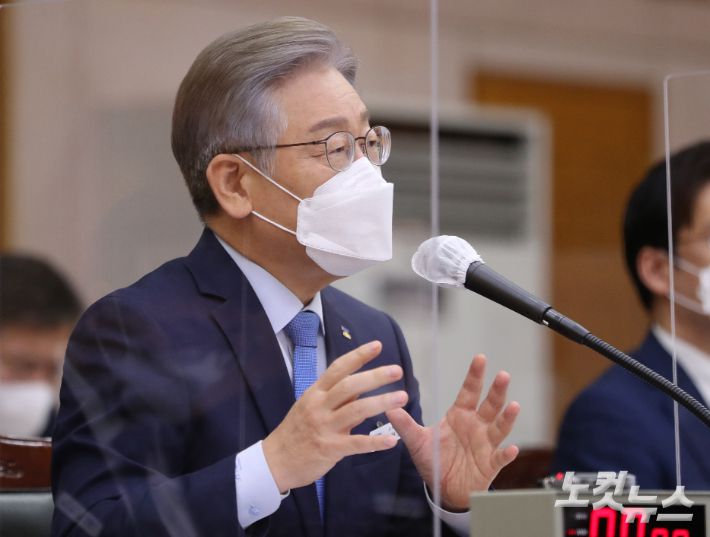 더불어민주당 대선 후보인 이재명 경기지사가 18일 오전 경기도 수원시 팔달구 경기도청 대회의실에서 열린 2021년 국회 행정안전위원회의 경기도에 대한 국정감사에서 질의에 답변하고 있다. 윤창원 기자