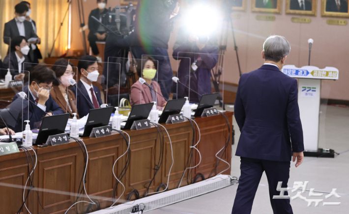 더불어민주당 대선 후보인 이재명 경기도지사가 18일 경기도 수원시 경기도청에서 열린 국회 행정안전위원회의 경기도에 대한 국정감사에 참석해 야당의원들 앞을 지나고 있다. 윤창원 기자