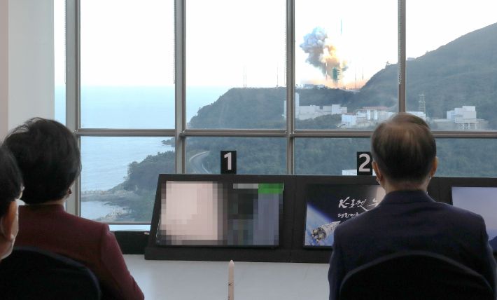 문재인 대통령과 김정숙 여사가 21일 오후 전남 고흥 나로우주센터 연구동에서 김진한 한국항공우주연구원 책임연구원의 설명을 들으며 한국형 발사체 '누리호(KSLV-2)'의 발사를 참관하는 모습. 연합뉴스