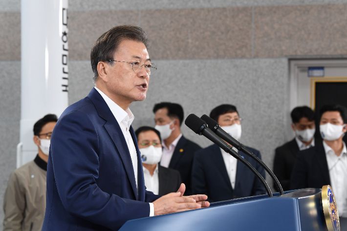 문재인 대통령이 21일 오후 한국형 발사체 '누리호(KSLV-2)'의 발사 참관을 마치고 전남 고흥 나로우주센터 발사통제동에서 대국민 메시지를 발표하고 있다. 연합뉴스