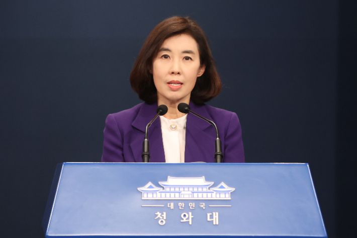 박경미 청와대 대변인이 지난 22일 청와대 춘추관 대브리핑룸에서 문재인 대통령의 G20(주요20개국 정상회의), COP26(유엔기후변화협약당사국총회) 참석 등을 위한 순방과 관련해 브리핑하는 모습. 연합뉴스