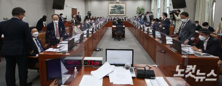 26일 서울 여의도 국회에서 열린 국회 운영위원회 청와대 국정감사가 야당 의원들의 대장동 문구 관련 마스크 착용 논쟁으로 정회한 뒤 여당 의원들이 퇴장하고 있다. 박종민 기자