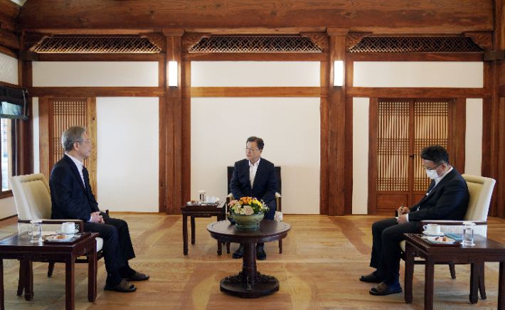 문재인 대통령이 26일 청와대 상춘재에서 더불어민주당 이재명 대선후보와 차담하고 있다. 오른쪽은 이철희 청와대 정무수석. 연합뉴스