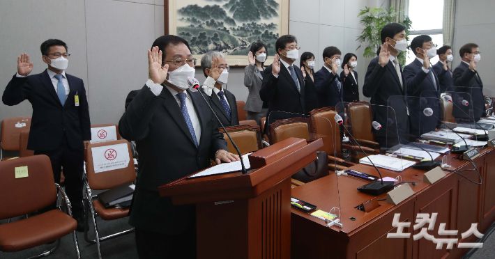 유영민 청와대 비서실장을 비롯한 청와대 참모진이 26일 서울 여의도 국회에서 열린 국회 운영위원회 청와대 국정감사에서 선서하고 있다. 박종민 기자